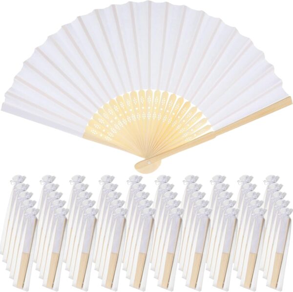 Abanico blanco de bambu y seda con funda de organza