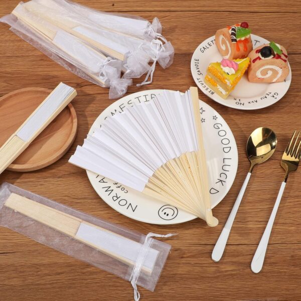 Abanico blanco de bambu y seda con funda de organza - Imagen 5