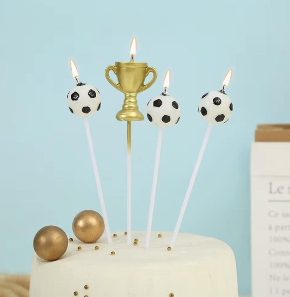 Velas pelotas de futbol y copa